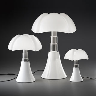 Trois lampes italiennes blanches de la collection Pipistrello, disponibles en plusieurs tailles, offrant un design moderne et élégant. Présentées chez Porte 15.