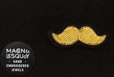 Broche – Moustache dorée